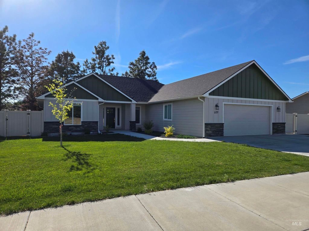 Photo of 609 Reiter Dr, Ontario, OR 97914 (MLS # 98985827)