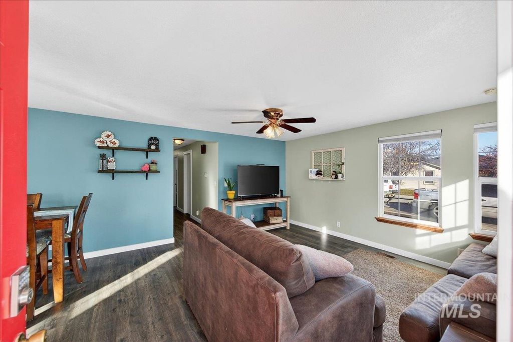 Photo of 611 Nw 15th St, Meridian, ID 83642 (MLS # 98972761)