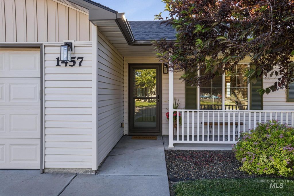 Photo of 1457 S Woodmaste Ave, Kuna, ID 83634 (MLS # 98990050)