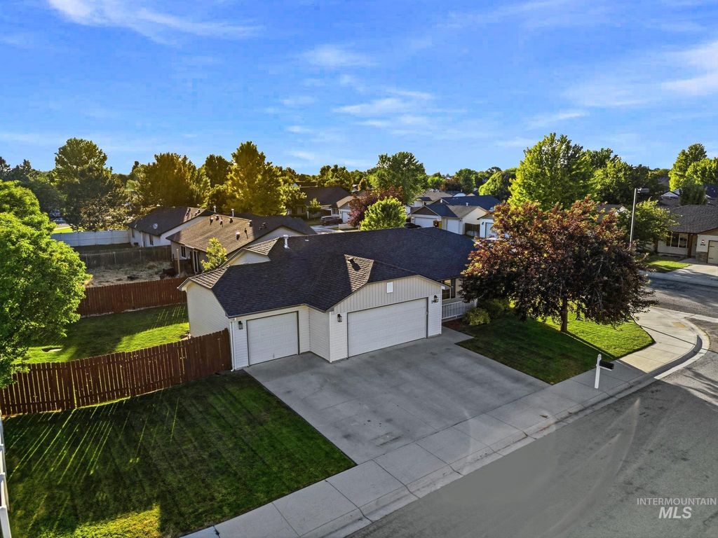 Photo of 1457 S Woodmaste Ave, Kuna, ID 83634 (MLS # 98990050)