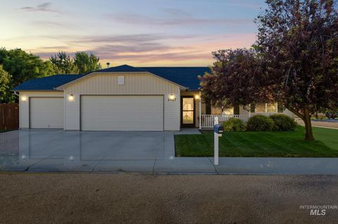 Photo of 1457 S Woodmaste Ave, Kuna, ID 83634 (MLS # 98990050)