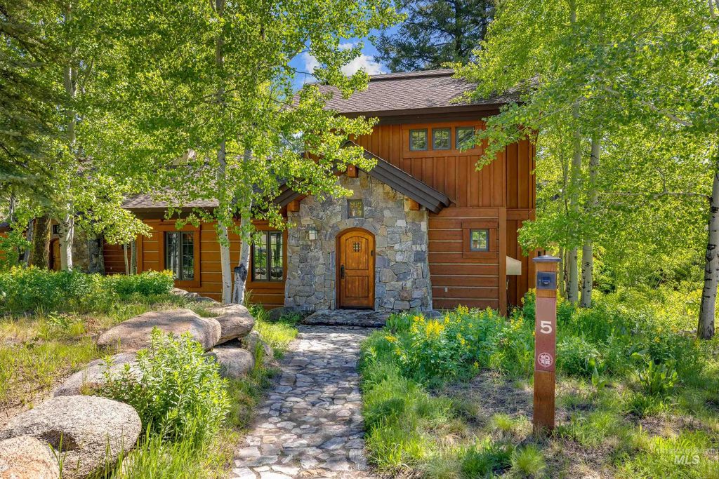 Photo of 5 Rock Creek Court, Donnelly, ID 83615 (MLS # 98984920)