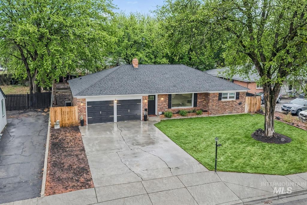 Photo of 1715 S 10th Ave, Caldwell, ID 83605 (MLS # 98982659)