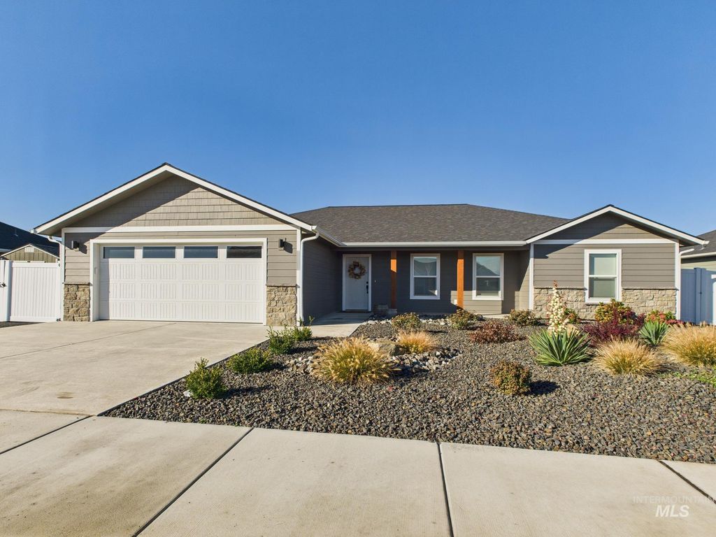 Photo of 3206 Parkridge Way, Lewiston, ID 83501 (MLS # 98966119)