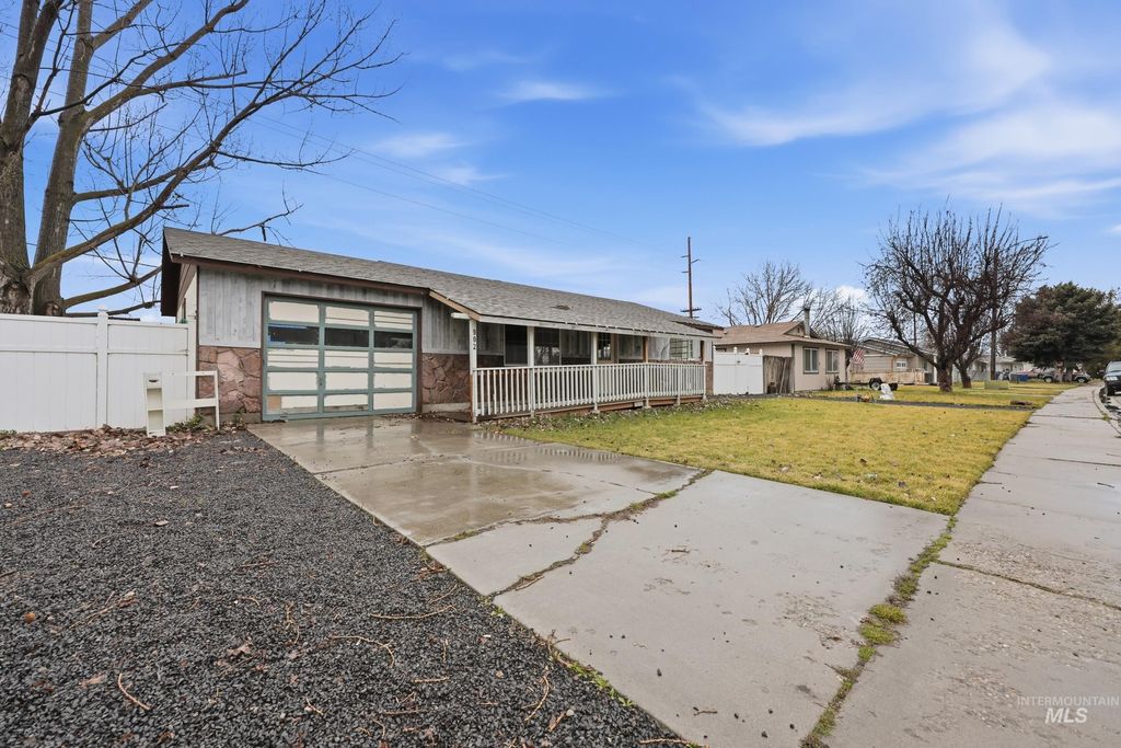 Photo of 902 Harmon Way, Middleton, ID 83644 (MLS # 98975922)