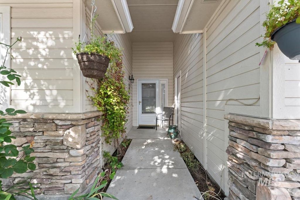 Photo of 737 N Eagle Rd, Eagle, ID 83616 (MLS # 98964918)