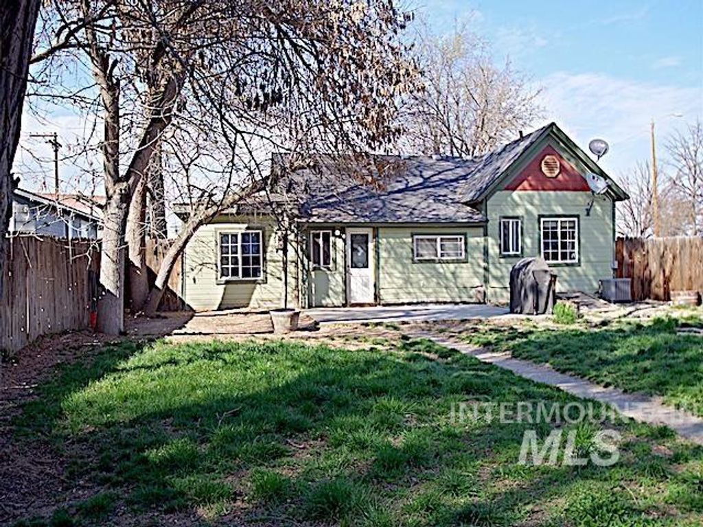 Photo of 628 3rd Ave S, Payette, ID 83672 (MLS # 98980084)