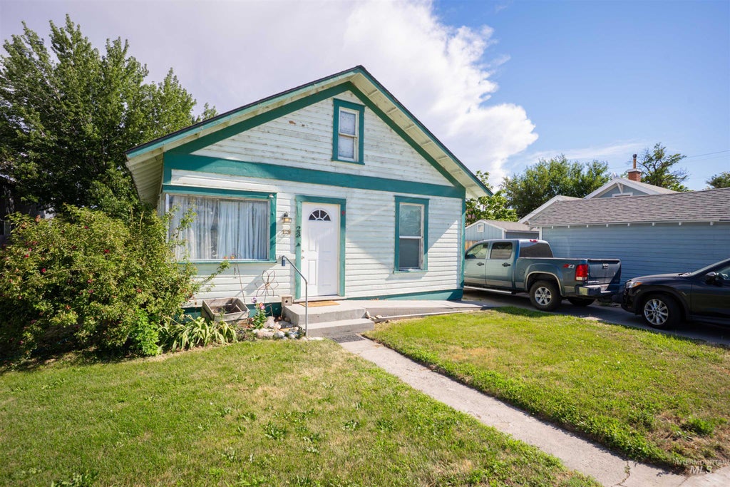 Photo of 23 E 2nd Ave, Glenns Ferry, ID 83623 (MLS # 98994131)