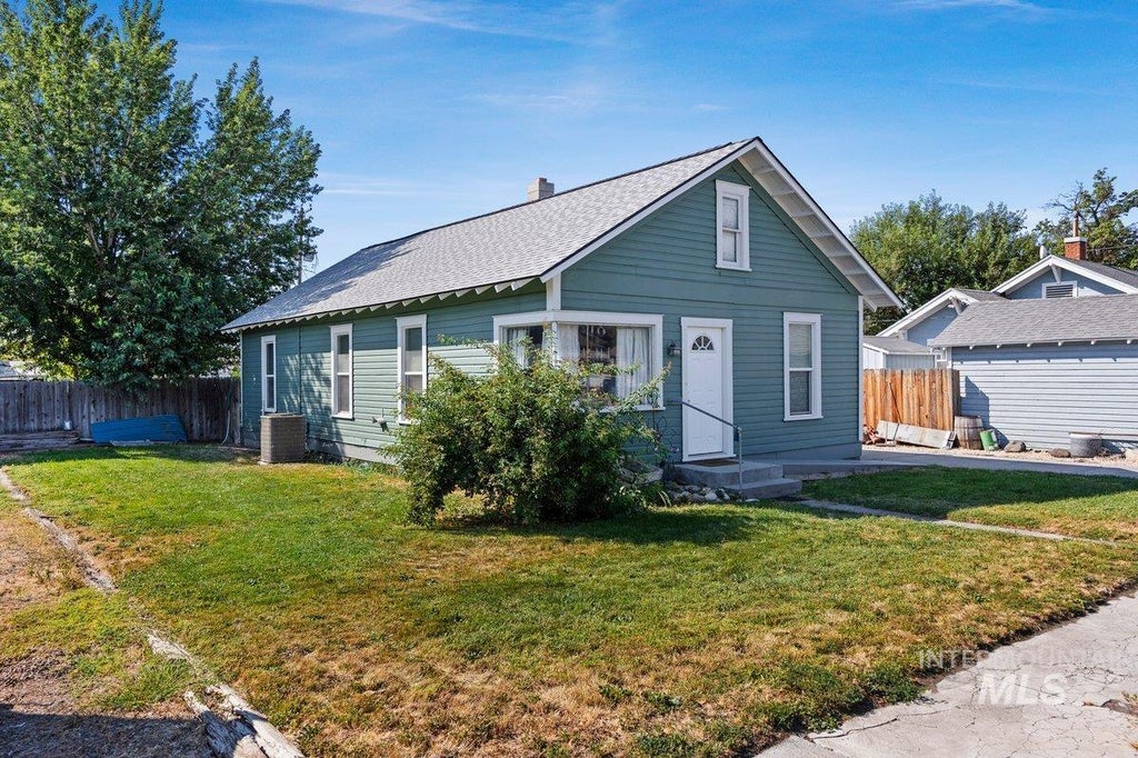 Photo of 23 E 2nd Ave, Glenns Ferry, ID 83623 (MLS # 98994131)
