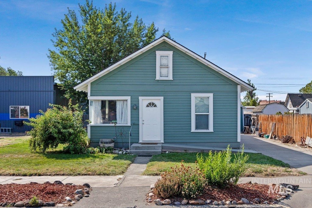 Photo of 23 E 2nd Ave, Glenns Ferry, ID 83623 (MLS # 98994131)