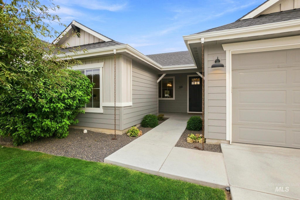 Photo of 6237 E Canyon Crossing Dr, Nampa, ID 83687 (MLS # 98999002)