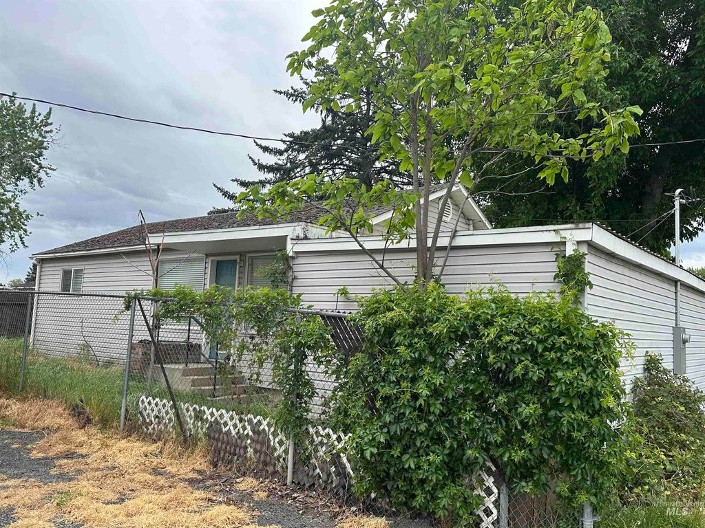 Photo of 630 Preston Ave, Lewiston, ID 83501 (MLS # 98986084)
