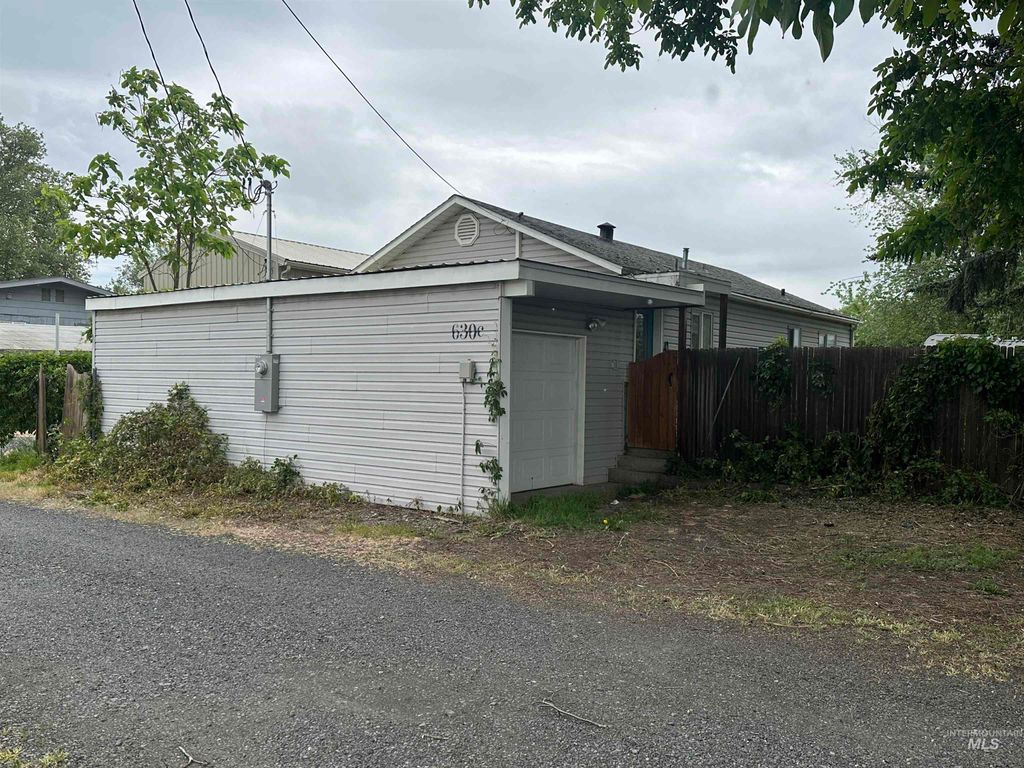 Photo of 630 Preston Ave, Lewiston, ID 83501 (MLS # 98986084)