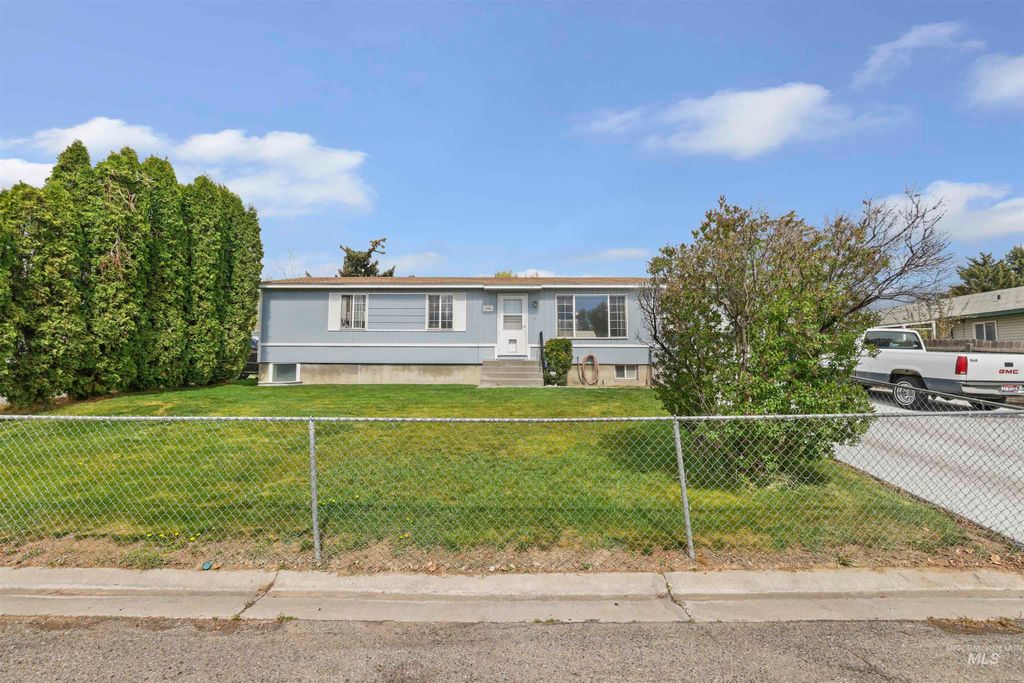 Photo of 328 E Ave J, Jerome, ID 83338 (MLS # 98980488)
