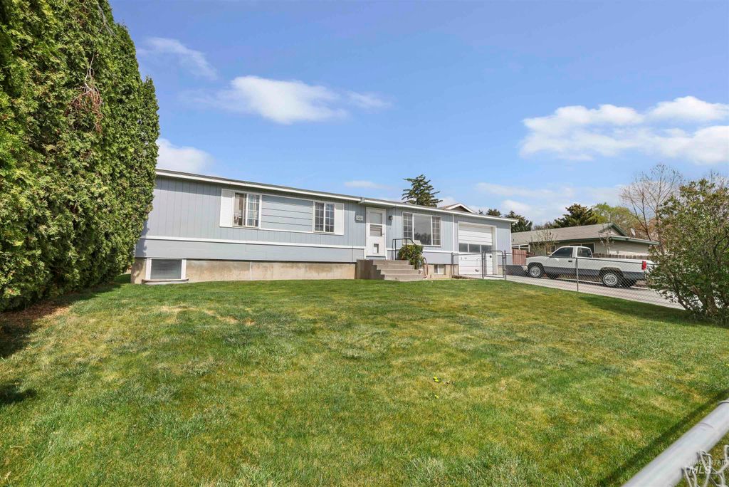 Photo of 328 E Ave J, Jerome, ID 83338 (MLS # 98980488)