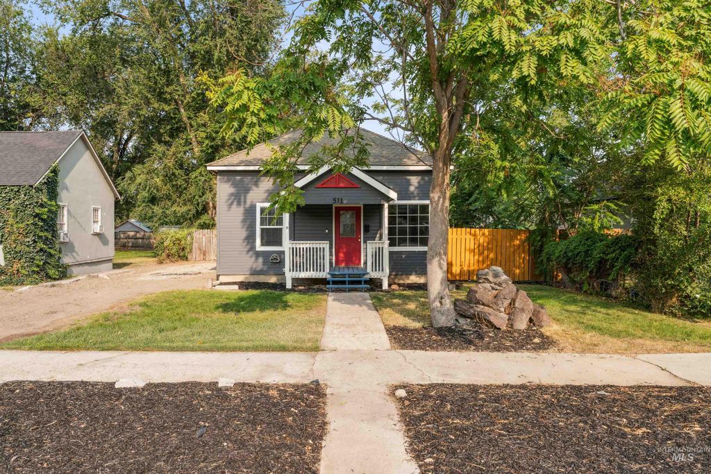 Photo of 511 20th Ave S Ave, Nampa, ID 83651 (MLS # 98961270)