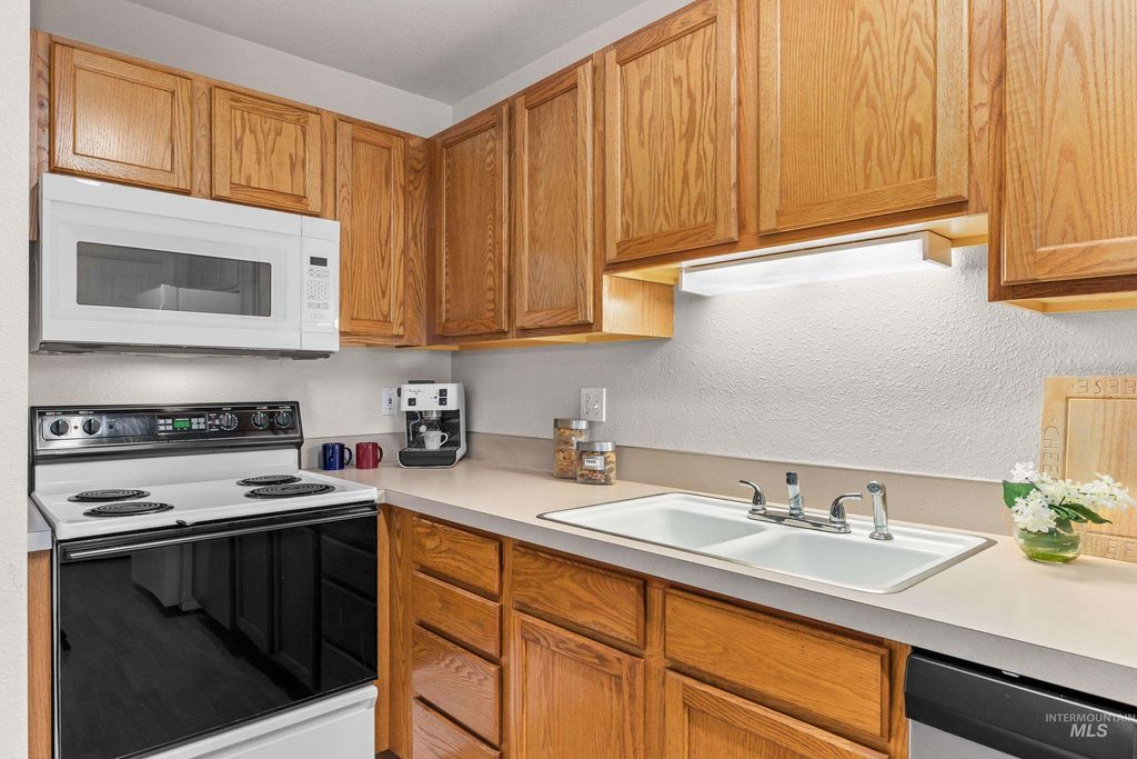 Photo of 8909 W Irving St #101, Boise, ID 83704 (MLS # 98983203)