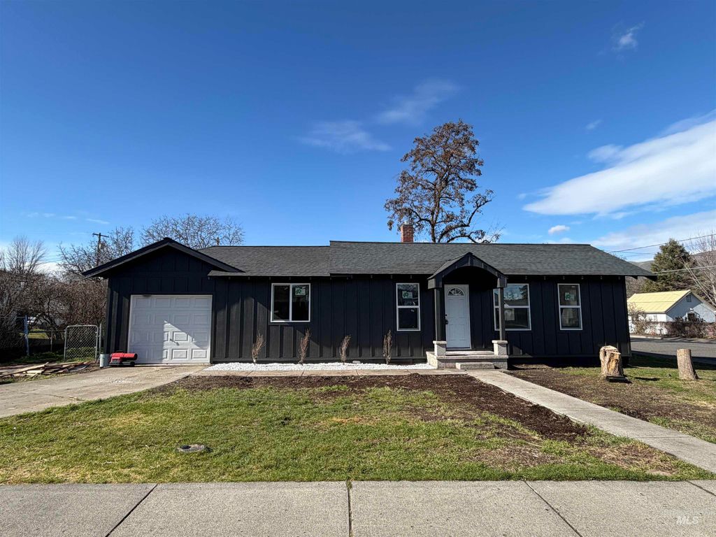 Photo of 600 11th Street, Clarkston, WA 99403 (MLS # 98975236)