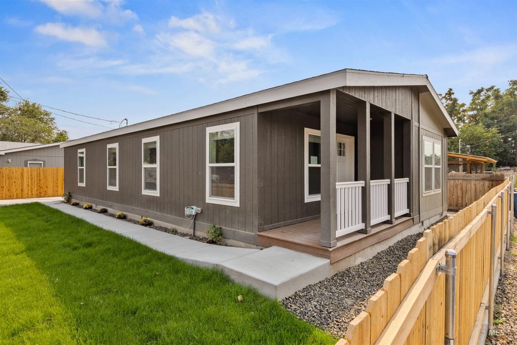 Photo of 1315 2nd St N, Nampa, ID 83687 (MLS # 98961042)