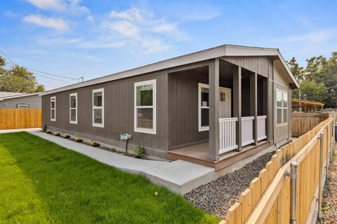 Photo of 1315 2nd St N, Nampa, ID 83687 (MLS # 98961042)