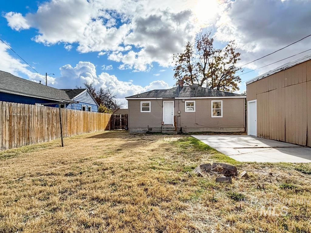Caldwell, Idaho 83605, United States, 2 Bedrooms Bedrooms, ,1 BathroomBathrooms,Residential,Pending,34639