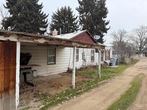 Photo of 1319 W Flamingo Ave, Nampa, ID 83651 (MLS # 98976352)