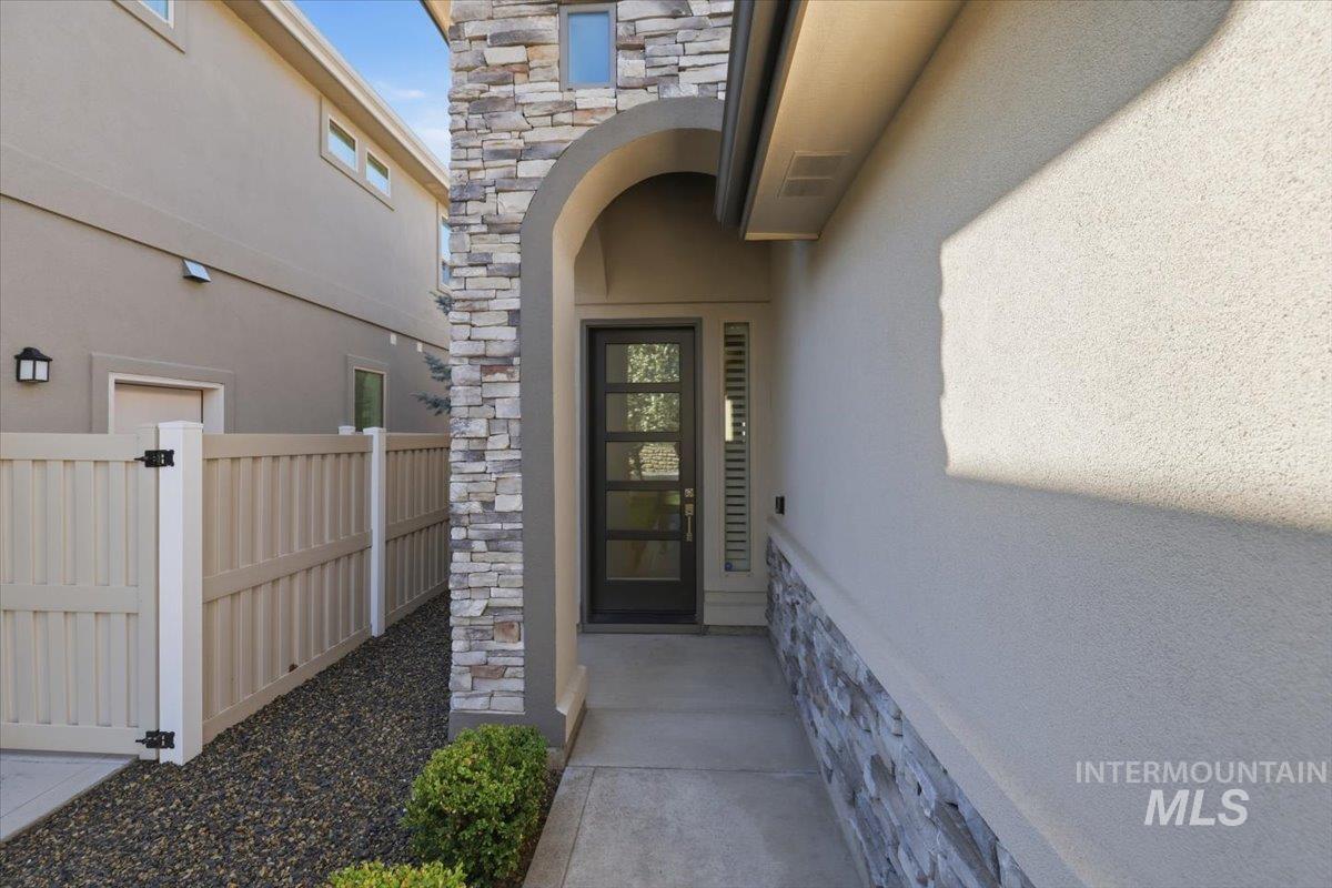 163 W Floating Feather Rd