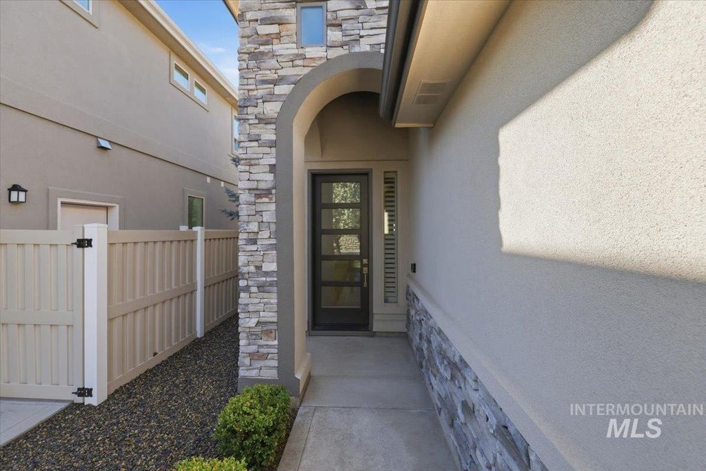 Photo of 163 W Floating Feather Rd, Eagle, ID 83616 (MLS # 98980828)