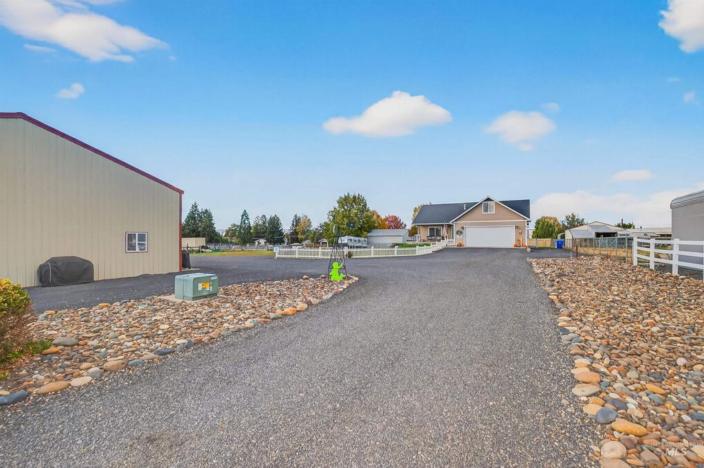 Photo of 1827 Grelle Ave, Lewiston, ID 83501 (MLS # 98966168)