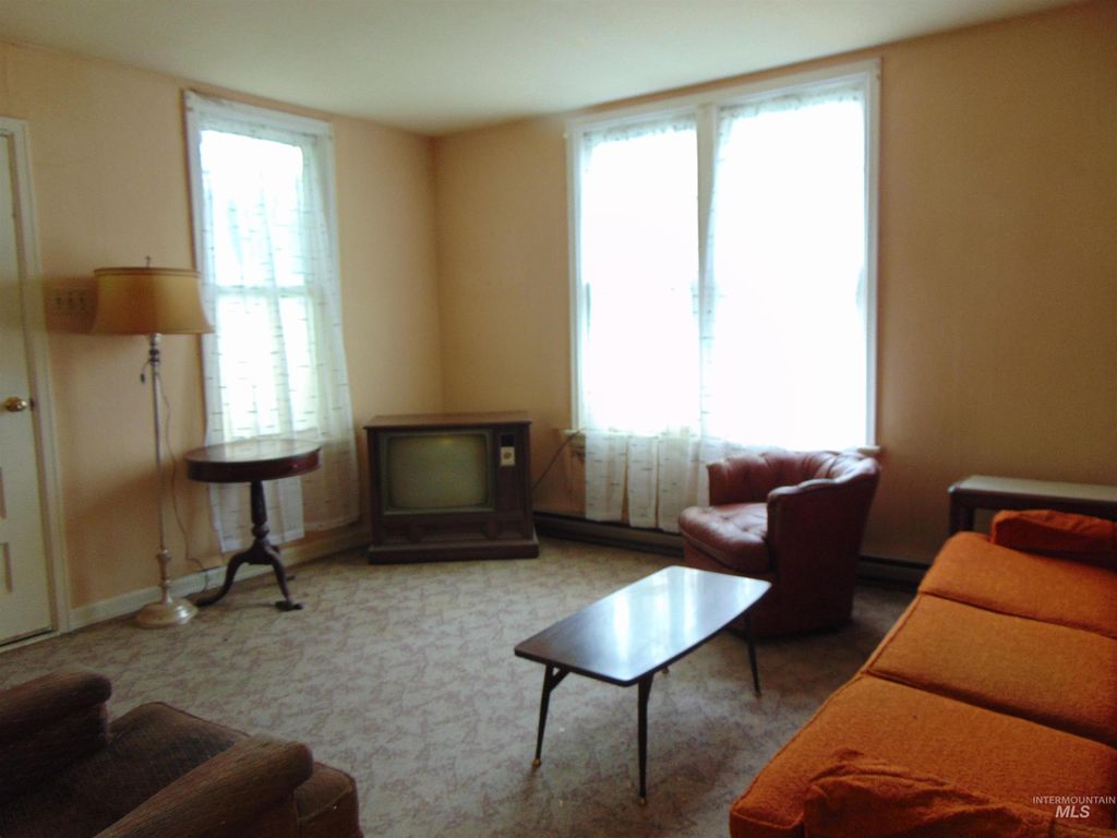 Photo of 233 Glenn Street, Vale, OR 97918 (MLS # 98955417)