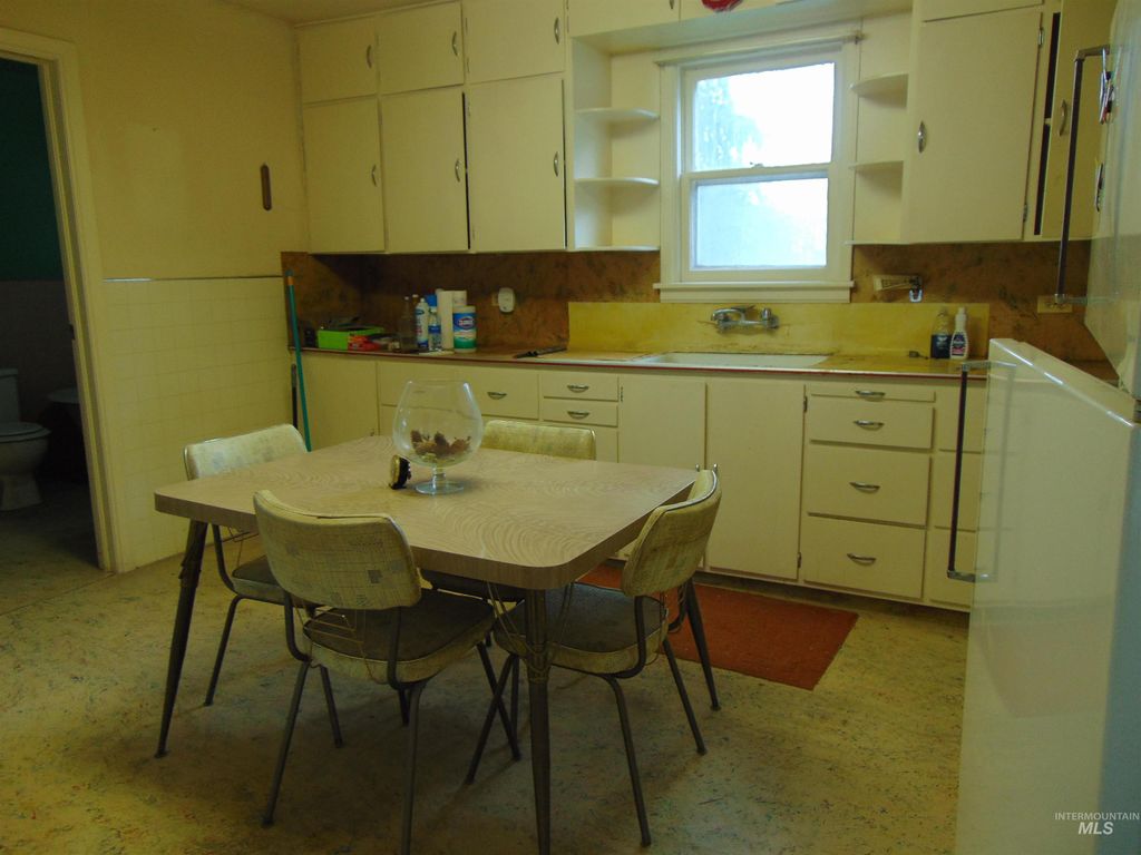 Photo of 233 Glenn Street, Vale, OR 97918 (MLS # 98955417)