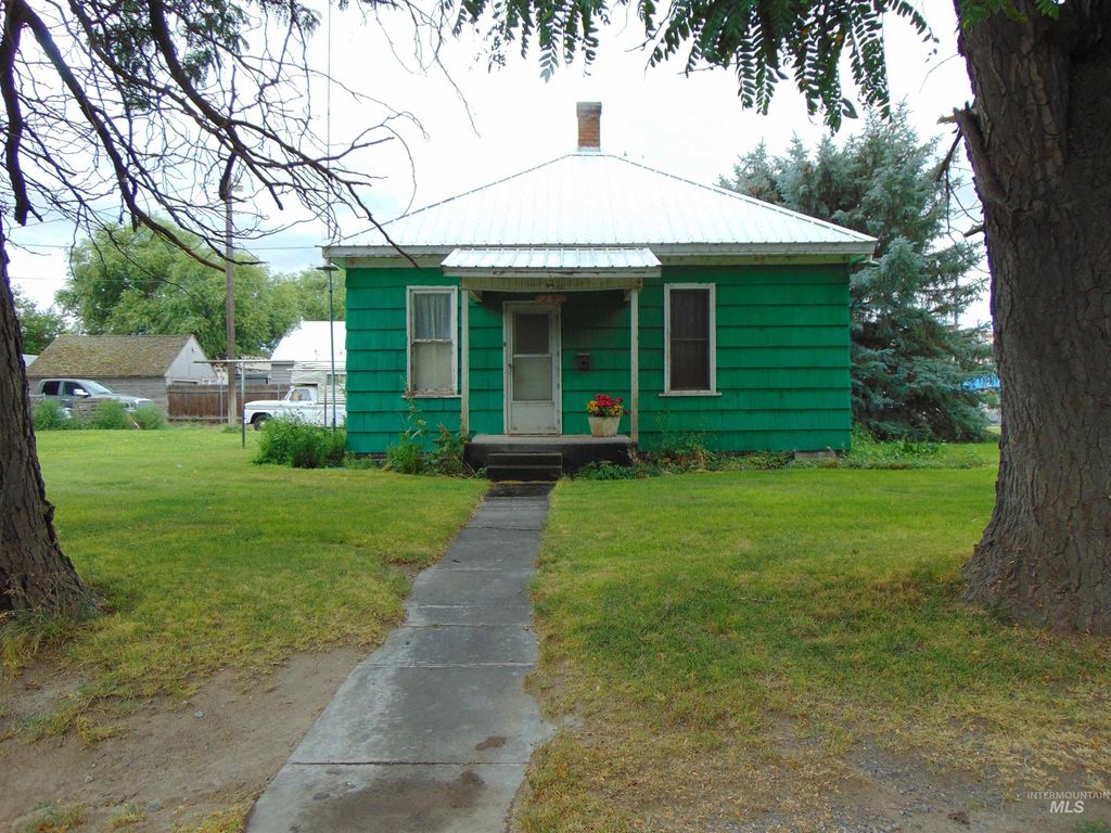 Photo of 233 Glenn Street, Vale, OR 97918 (MLS # 98955417)