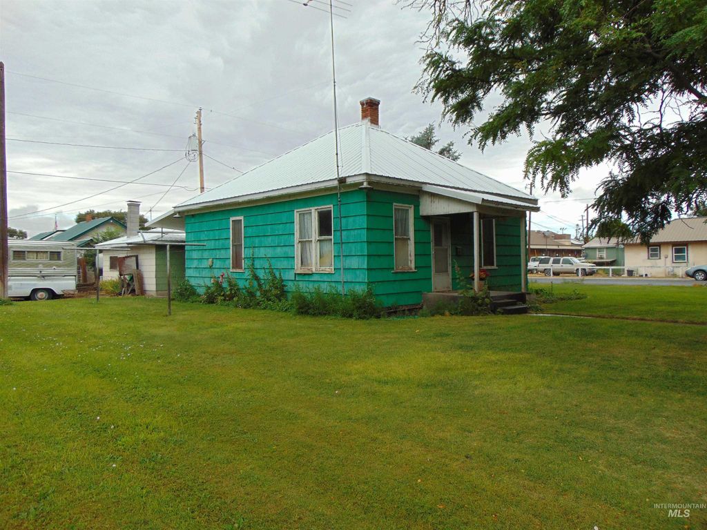 Photo of 233 Glenn Street, Vale, OR 97918 (MLS # 98955417)