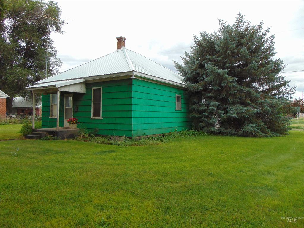 Photo of 233 Glenn Street, Vale, OR 97918 (MLS # 98955417)