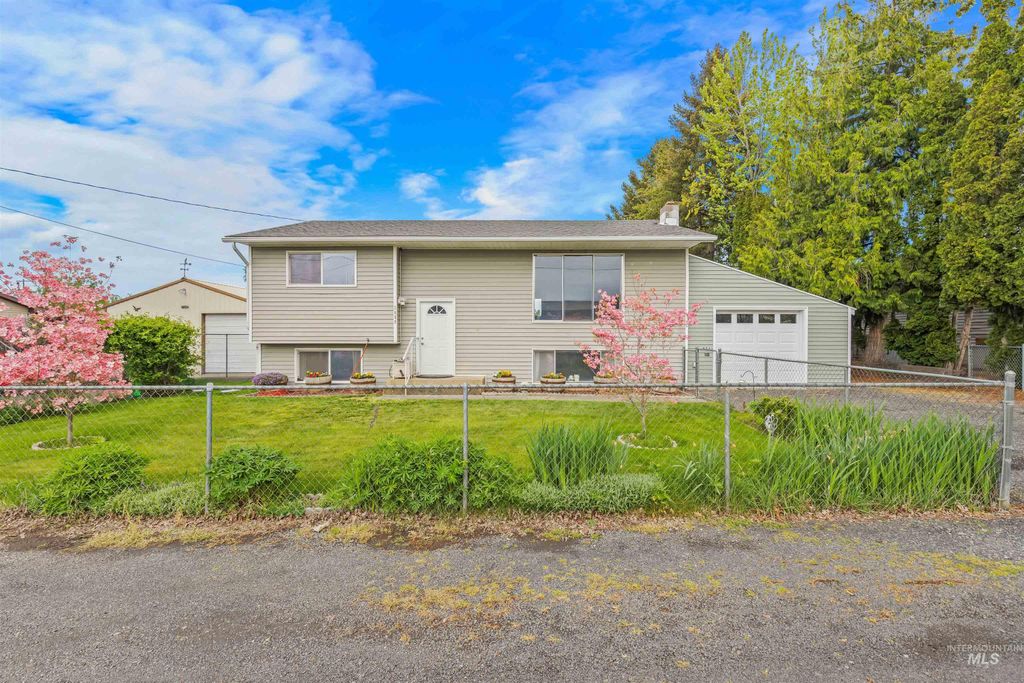 Photo of 1409 Hemlock Ave, Lewiston, ID 83501 (MLS # 98983601)