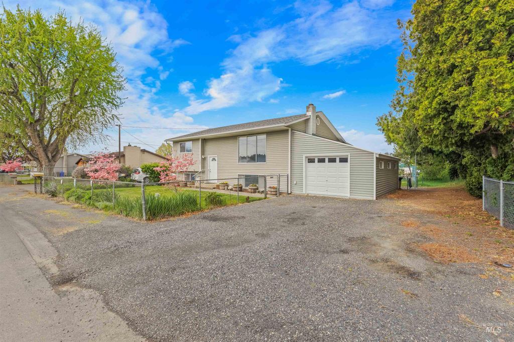 Photo of 1409 Hemlock Ave, Lewiston, ID 83501 (MLS # 98983601)
