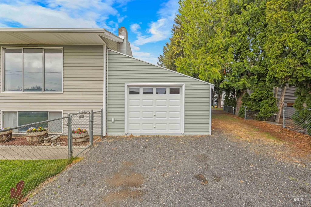 Photo of 1409 Hemlock Ave, Lewiston, ID 83501 (MLS # 98983601)