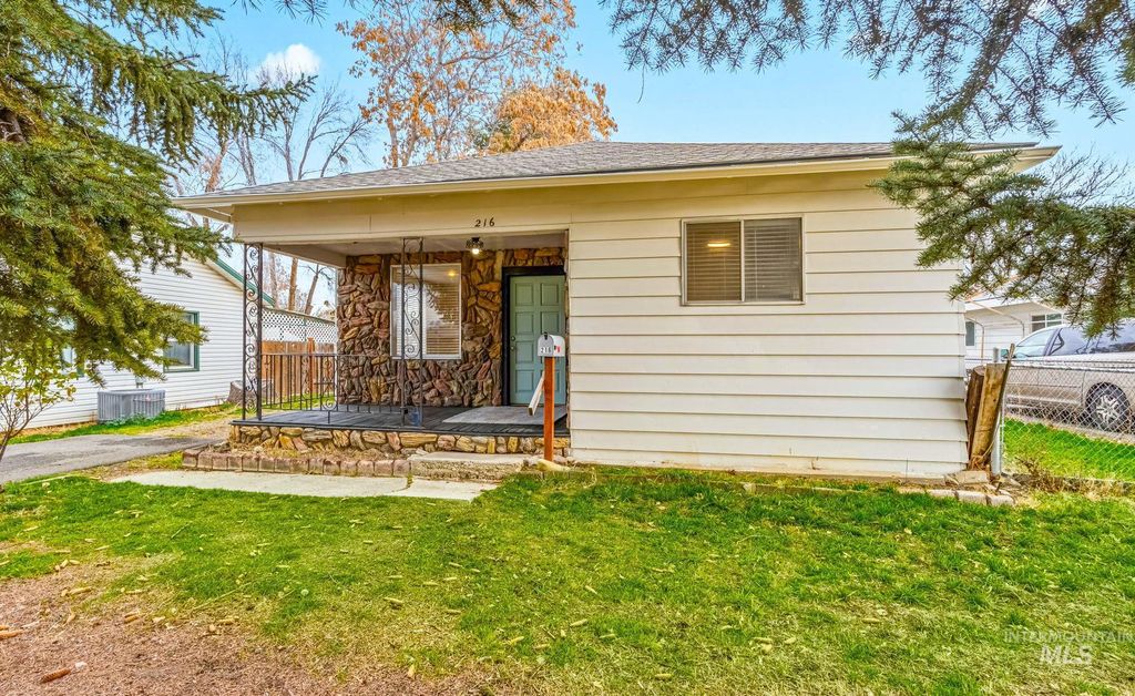 Photo of 216 S Maple St, Nampa, ID 83686 (MLS # 98969613)