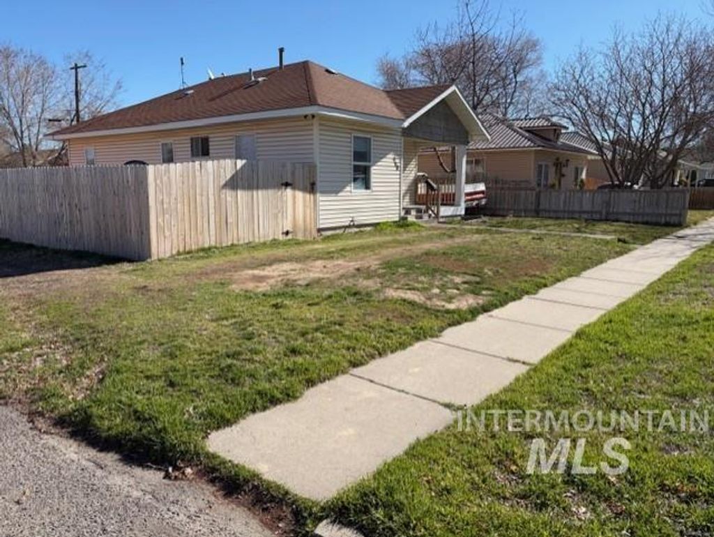 Photo of 460 3rd Ave N, Twin Falls, ID 83301 (MLS # 98977992)
