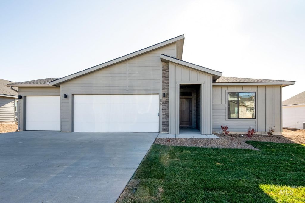 Photo of 841 Strike Eagle St, Mountain Home, ID 83647 (MLS # 98960875)