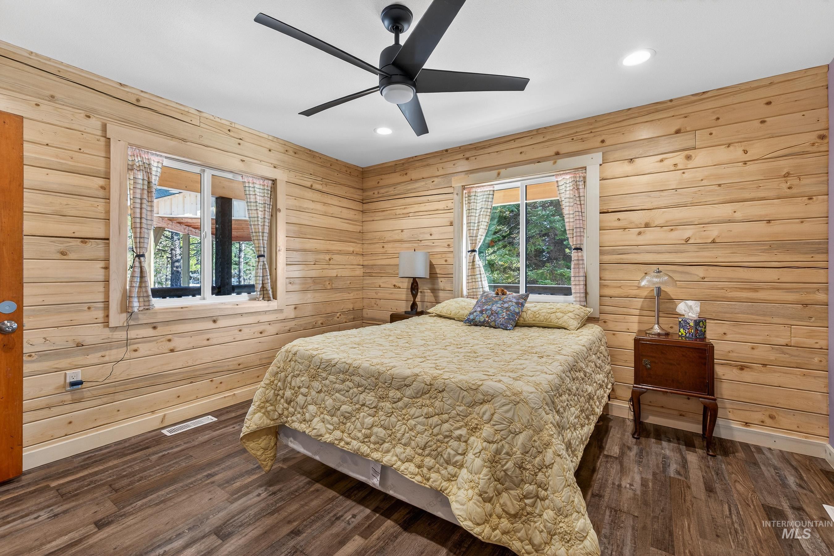 Cozy log walls, big windows, ceiling fan