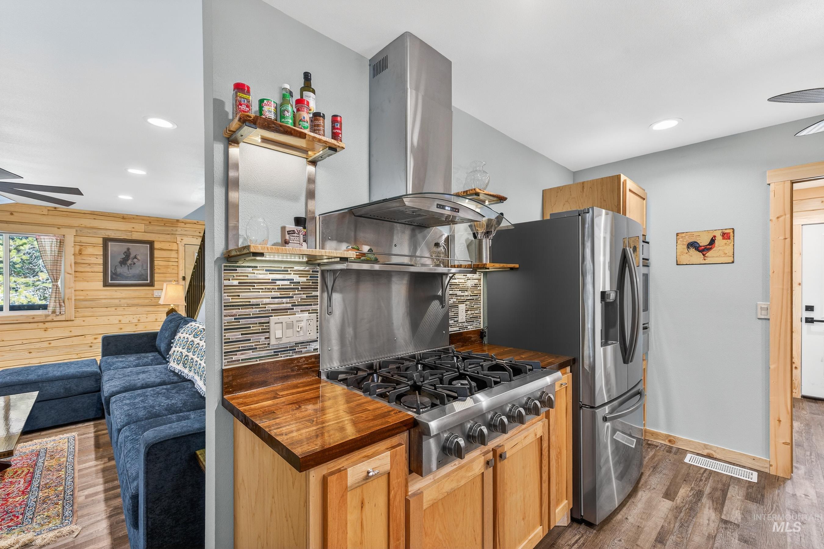 Huge six burner gas range and oven