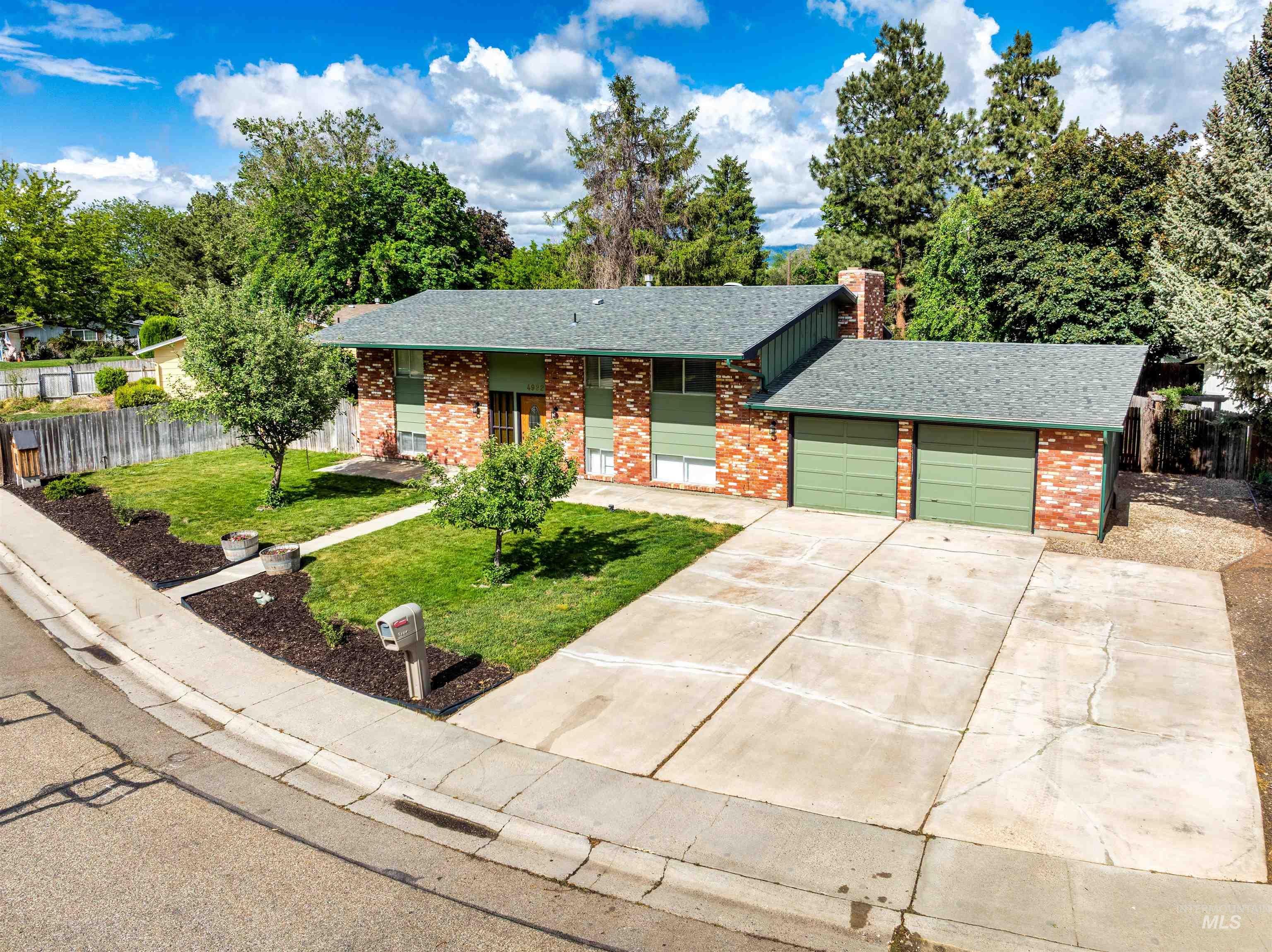4922 N Burlington Dr