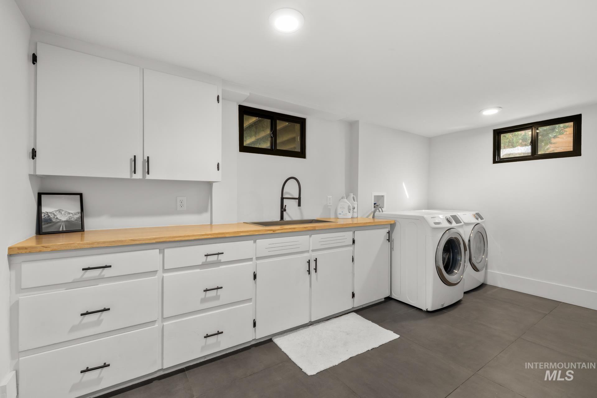 Laundry room with cabinet space, washer and clothes dryer, and recessed lighting