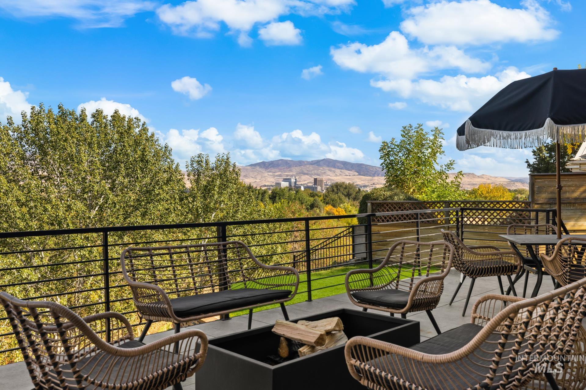 Balcony with a mountain view and an outdoor hangout area