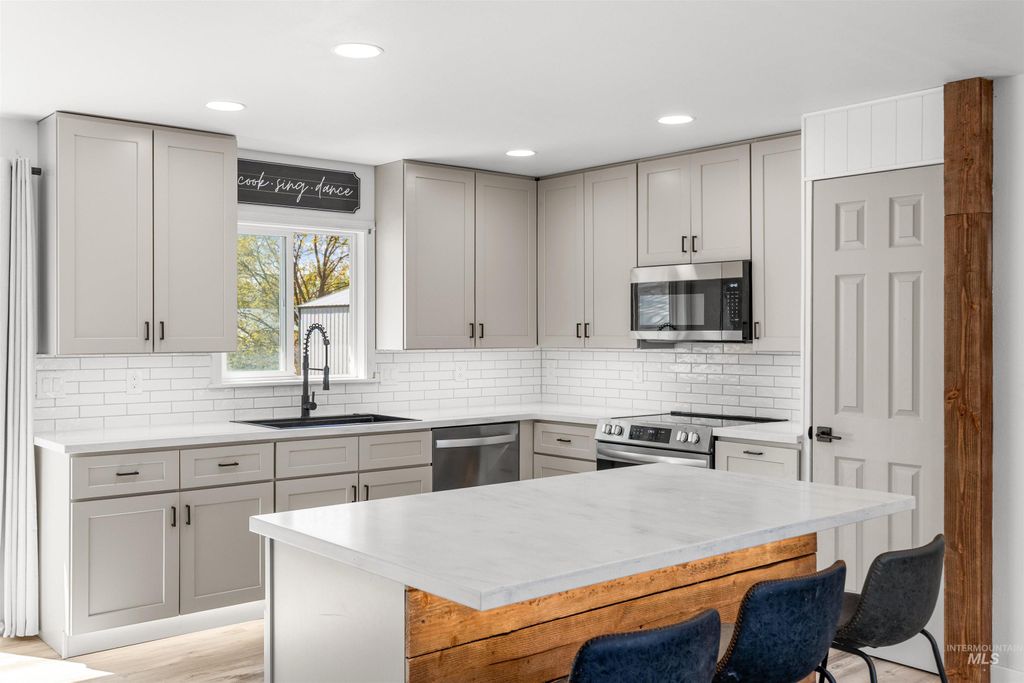 Photo of 1934 Powers Ave, Lewiston, ID 83501 (MLS # 98982329)