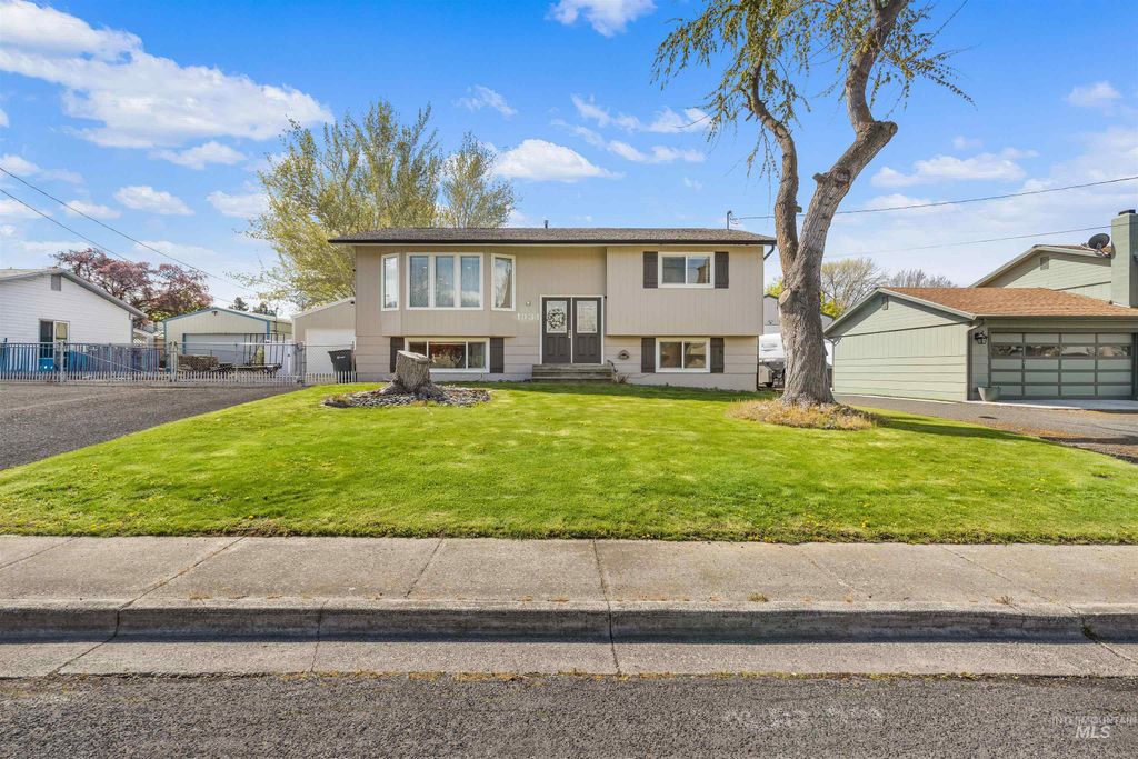 Photo of 1934 Powers Ave, Lewiston, ID 83501 (MLS # 98982329)