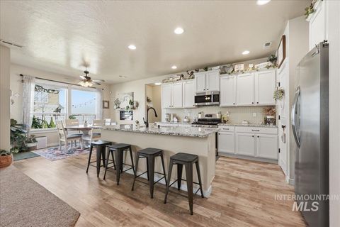 Photo of 13314 Bloomfield Dr, Caldwell, ID 83607 (MLS # 98978934)