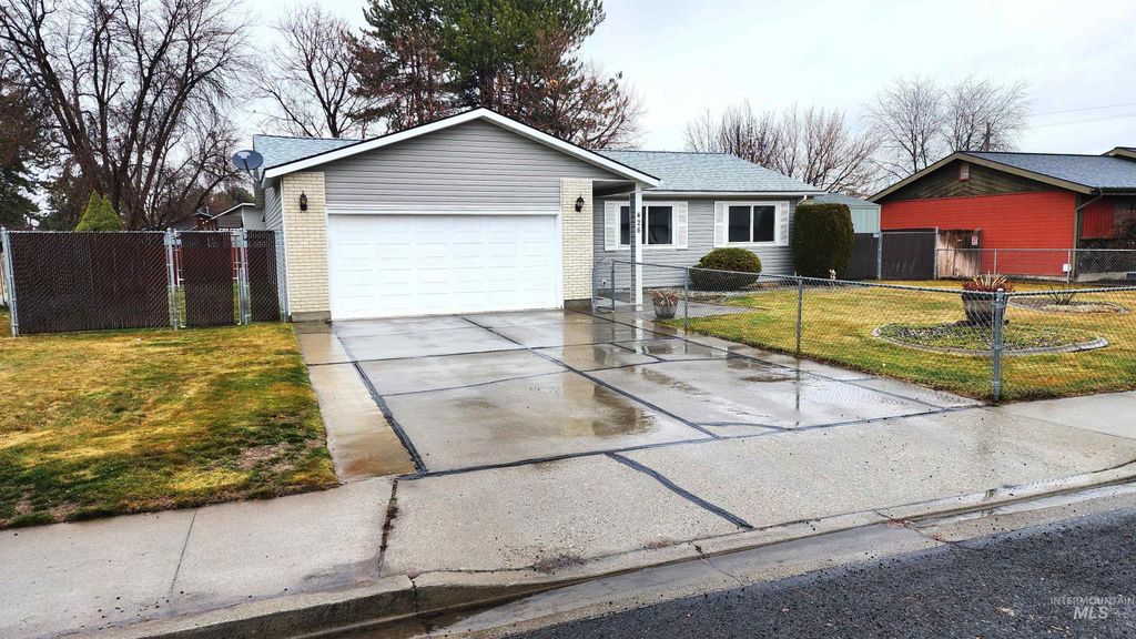 Photo of 426 Ridgeway Drive, Twin Falls, ID 83301 (MLS # 98979233)