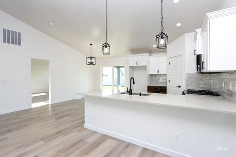 Photo of 848 N 5th St, Nyssa, OR 97913 (MLS # 98993798)